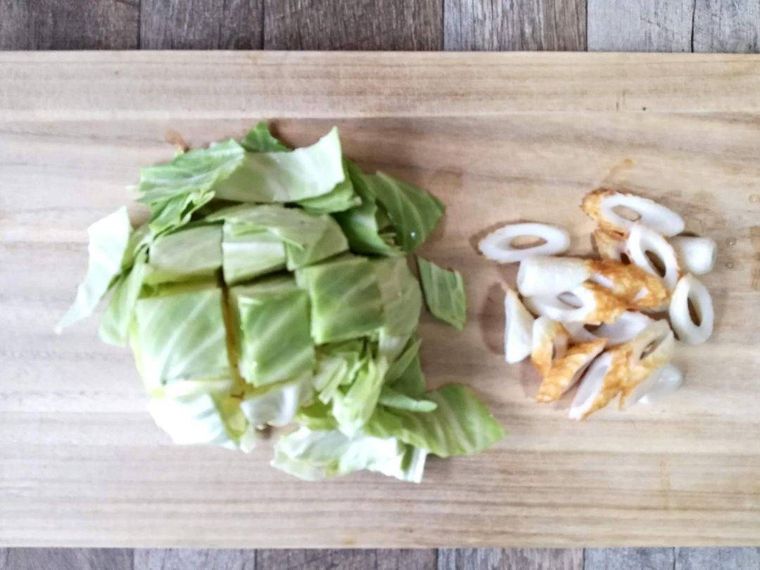 キャベツとちくわのカット後