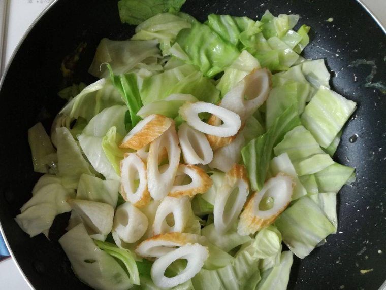 キャベツとちくわを炒める