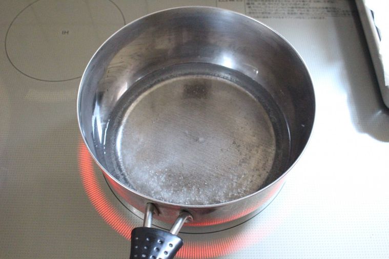 手鍋に水と砂糖を入れて、ひと煮立ちさせている様子