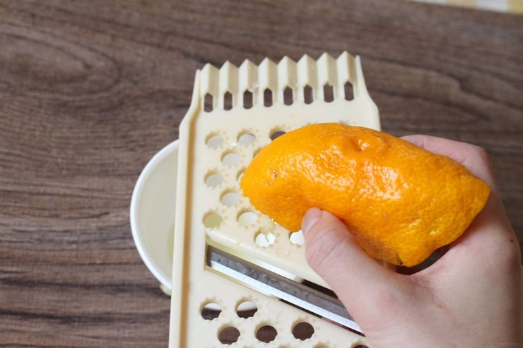 ゆずの皮をすりおろしている様子