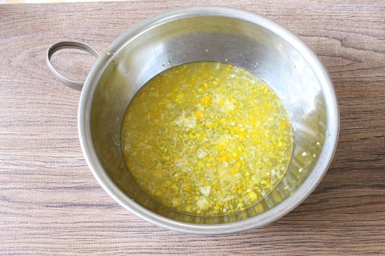 ボウルにゆずシャーベットの材料がすべて入っている様子