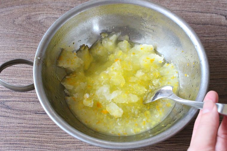 2時間冷やしたゆずシャーベットを混ぜている様子