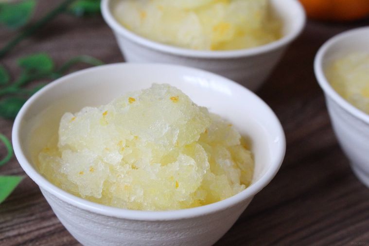 小さい器に盛られたゆずシャーベット