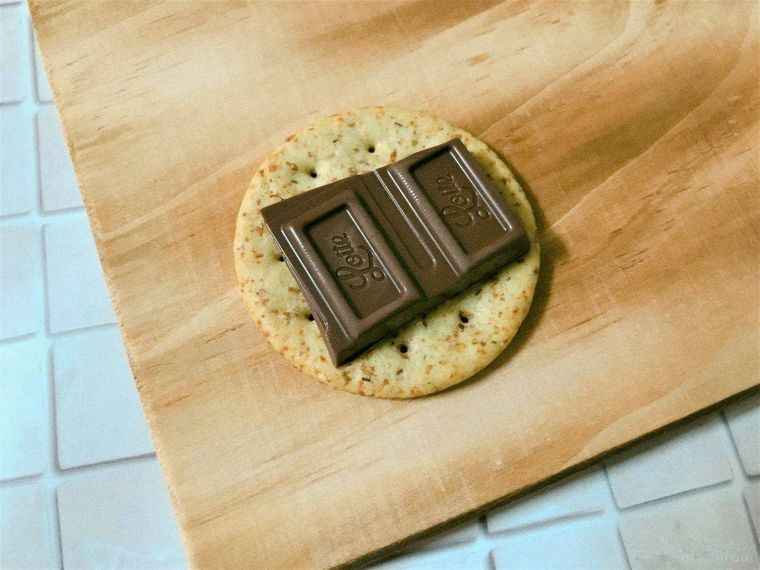 チョコをのせたクラッカー