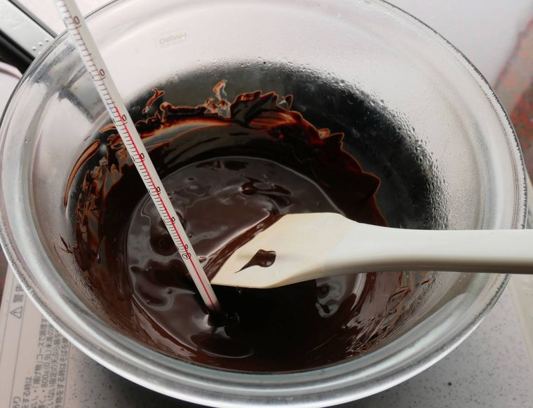 湯せんにかけたチョコレートを40程度に溶かす様子