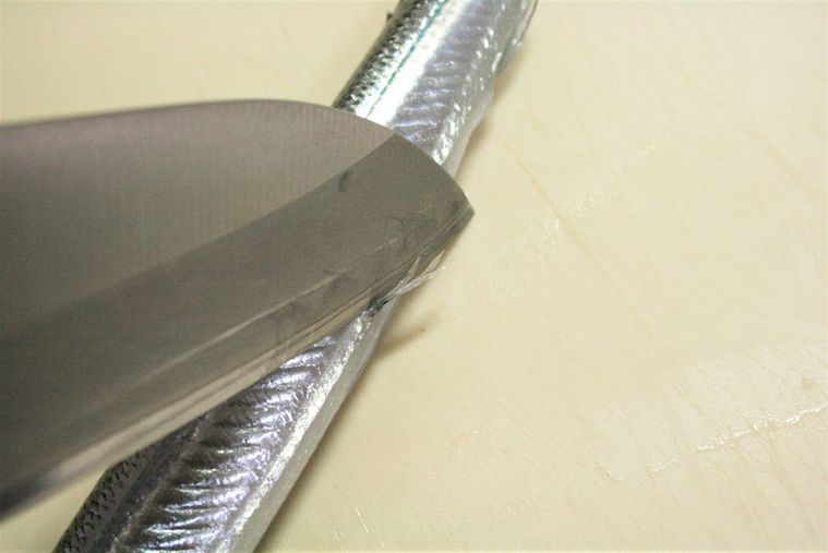 包丁でサヨリの腹ビレを取っている様子