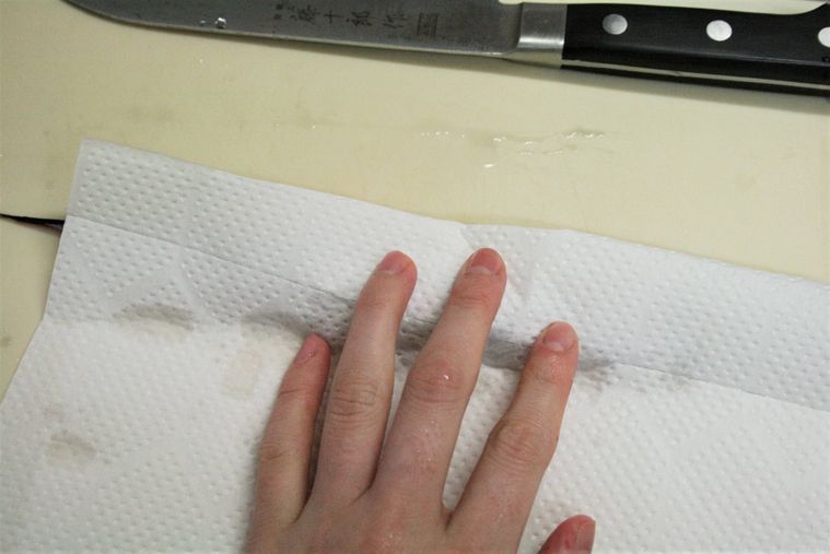 サヨリの水気を拭き取っている様子