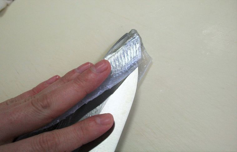 サヨリをさばいている様子