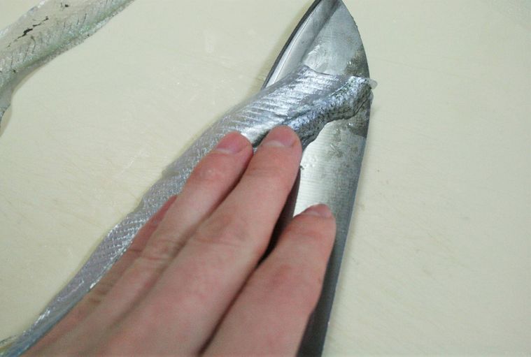 サヨリをさばいている様子