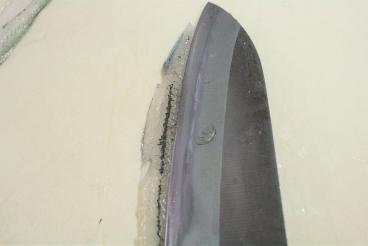 サヨリの腹骨をそぎ落している様子