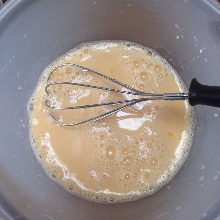 ボウルで材料を混ぜている様子