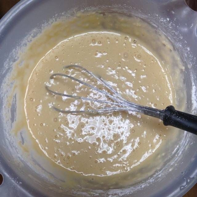 ホットケーキミックスをボウルに加えて混ぜている様子