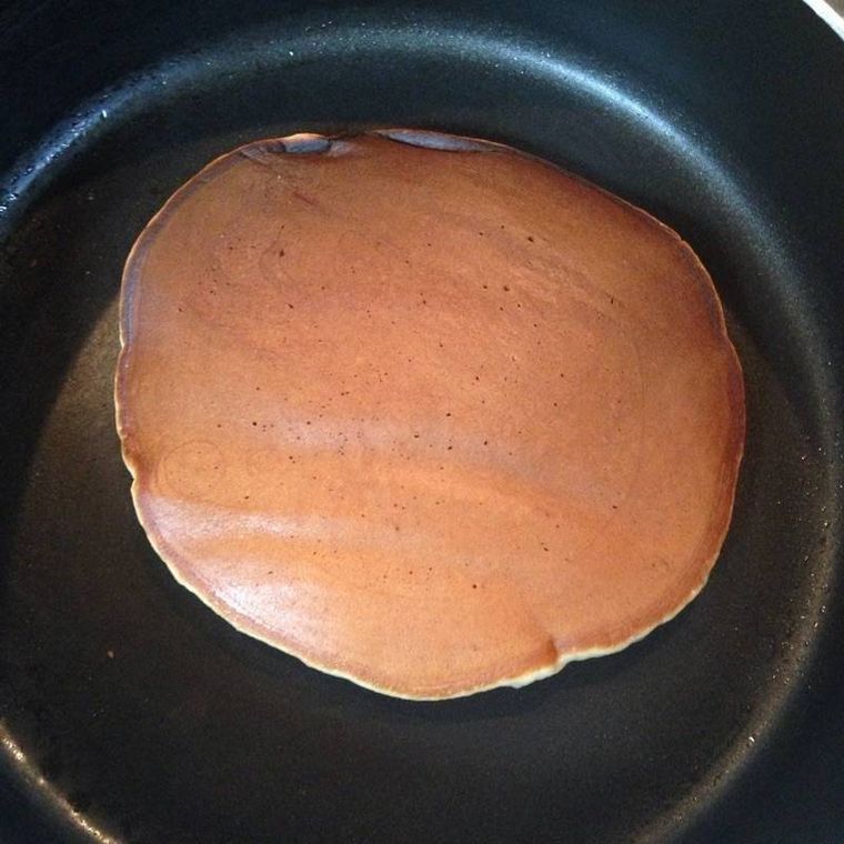 フライパンでどら焼きの生地を裏返した様子