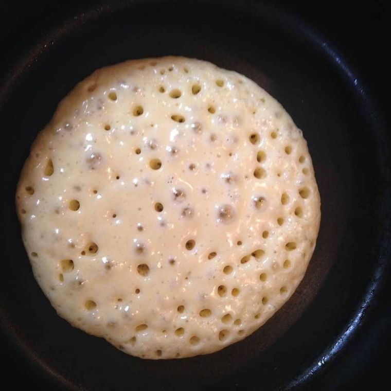 フライパンで焼いているどら焼きの生地