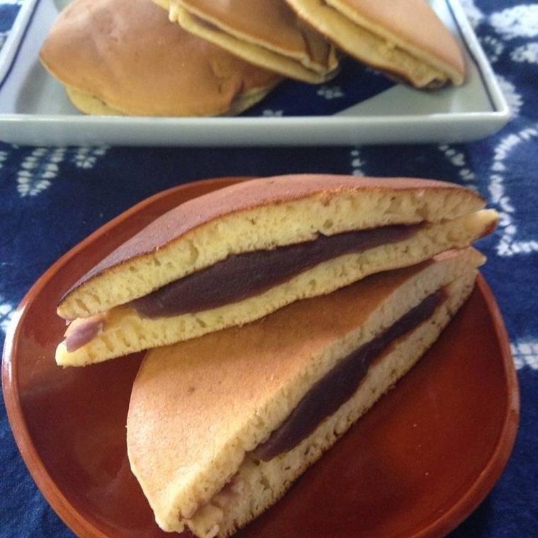 お皿に盛られたどら焼き