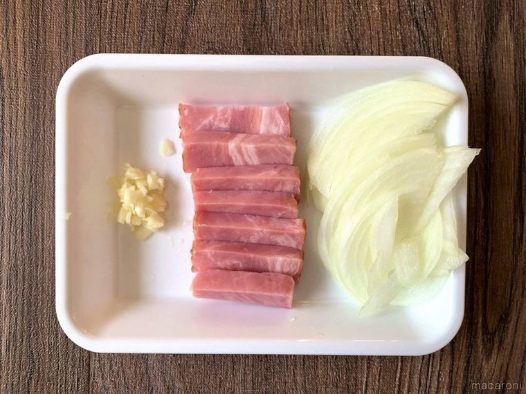 下ごしらえ済みの玉ねぎ、ベーコン、にんにくがのった白いバット