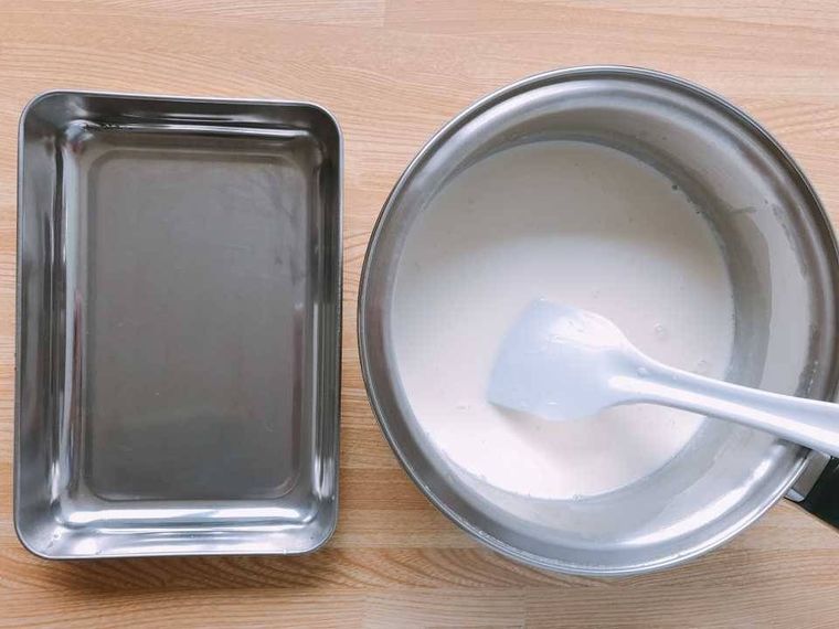 鍋に入った材料とバット