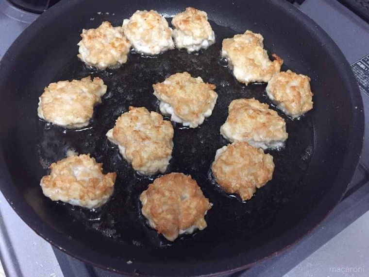 ナゲットを揚げ焼きにしている様子