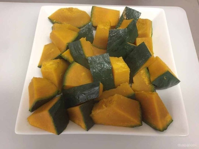 白い角皿にのった、レンジで加熱したかぼちゃ