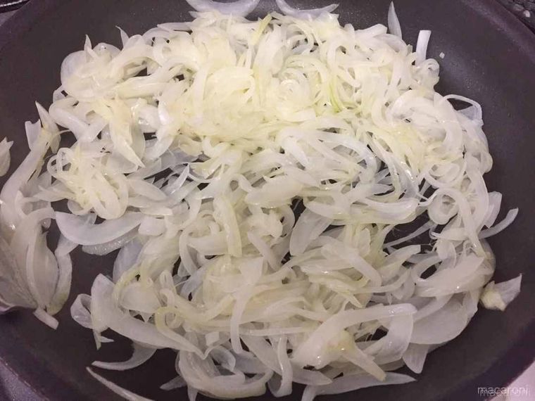 フライパンで玉ねぎを炒めている様子