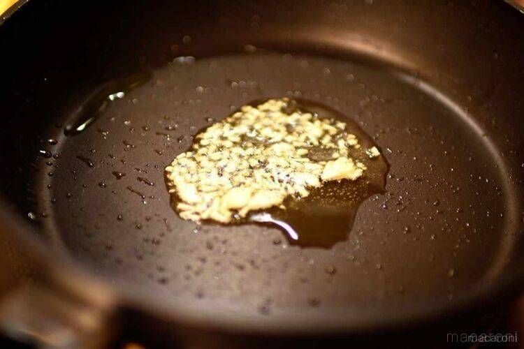 フライパンでにんにくを炒めている