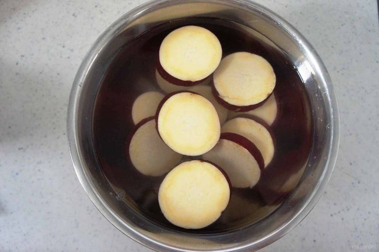 カットしたさつまいもを水にさらしている様子