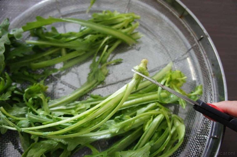 ザルの上で根元をカットする