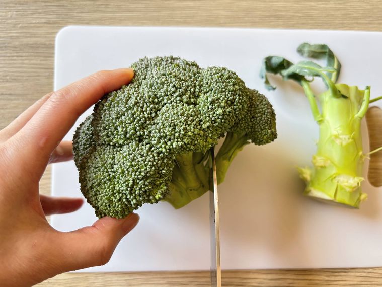 ブロッコリーを小房に分ける様子