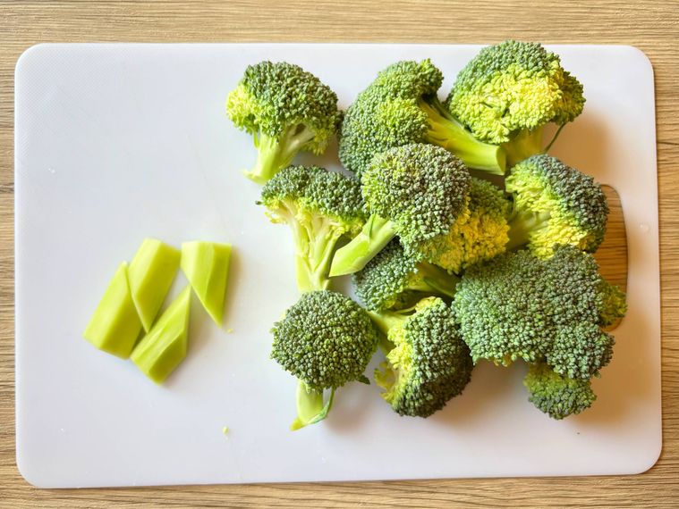 まな板でカットしたブロッコリー