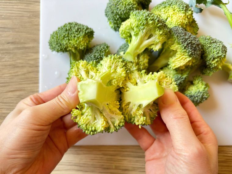ブロッコリーを小房に裂く様子