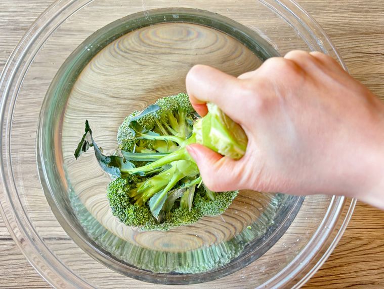 ブロッコリーを洗う様子