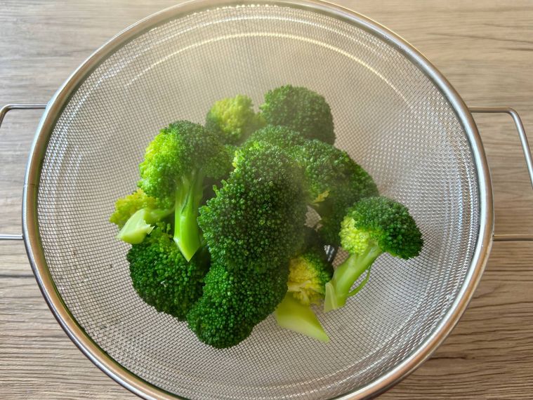 ザルにあげたゆでたブロッコリー