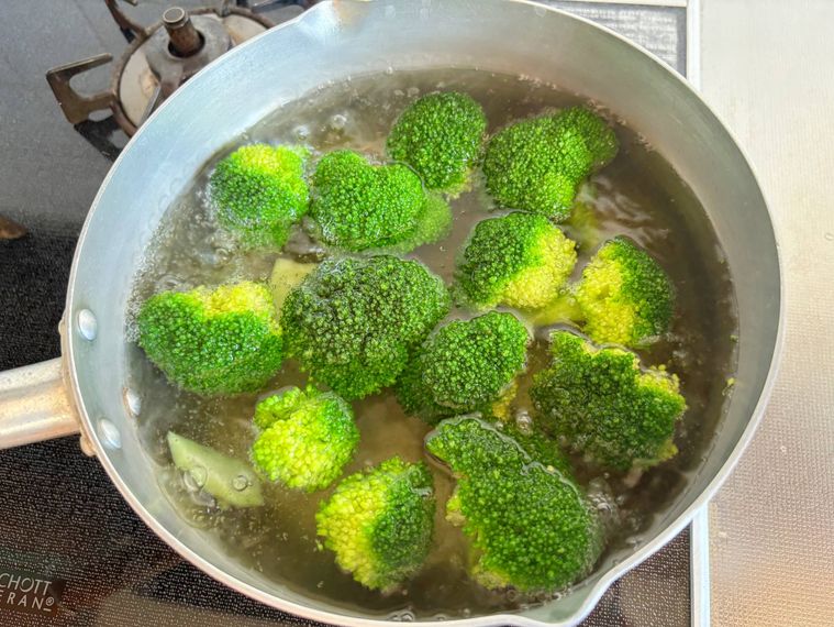 鍋でブロッコリーをゆでる様子
