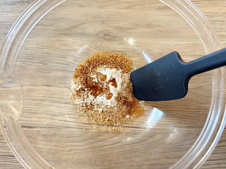 ボウルで和え衣を作る様子