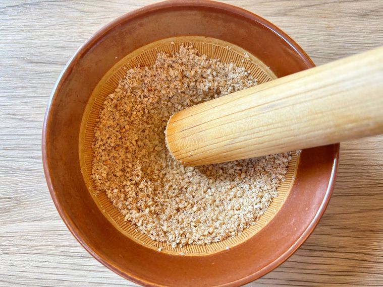 白いりごまをすり鉢でする様子