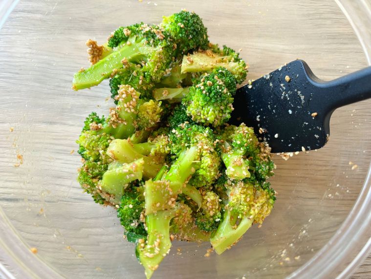 ボウルでブロッコリーと和え衣を混ぜる様子