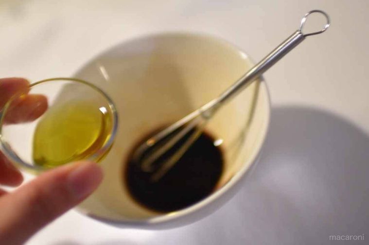 オリーブオイルを入れる写真