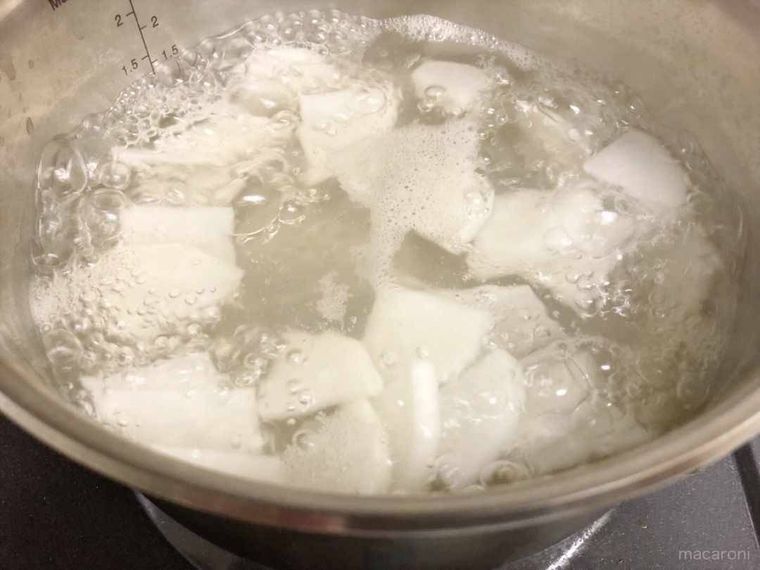 鍋で大根を煮ている様子
