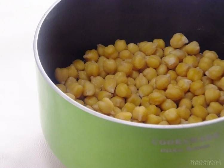 緑の鍋に入ったひよこ豆