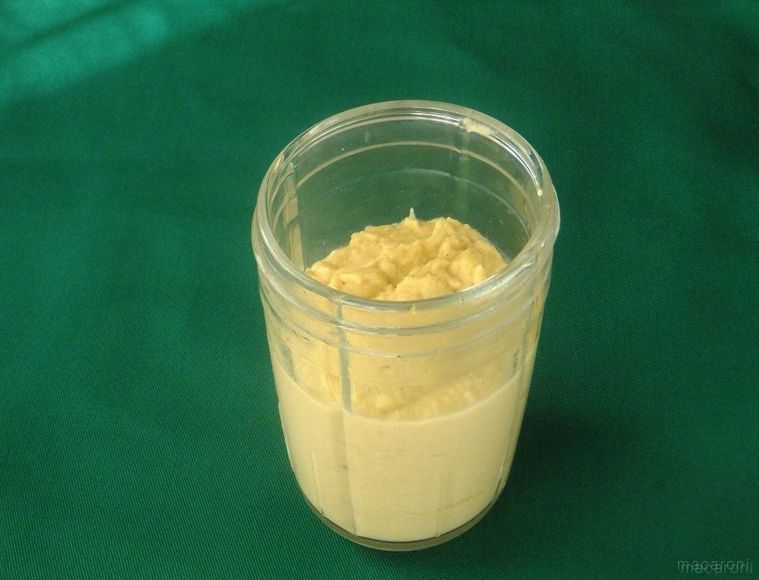 ミキサーの容器に入ったひよこ豆のペースト