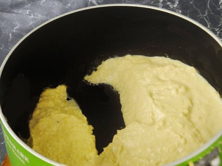 緑色の鍋に入ったひよこ豆のペースト