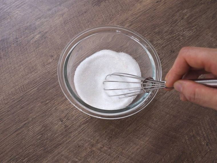 グラニュー糖にアガーを入れて混ぜる様子