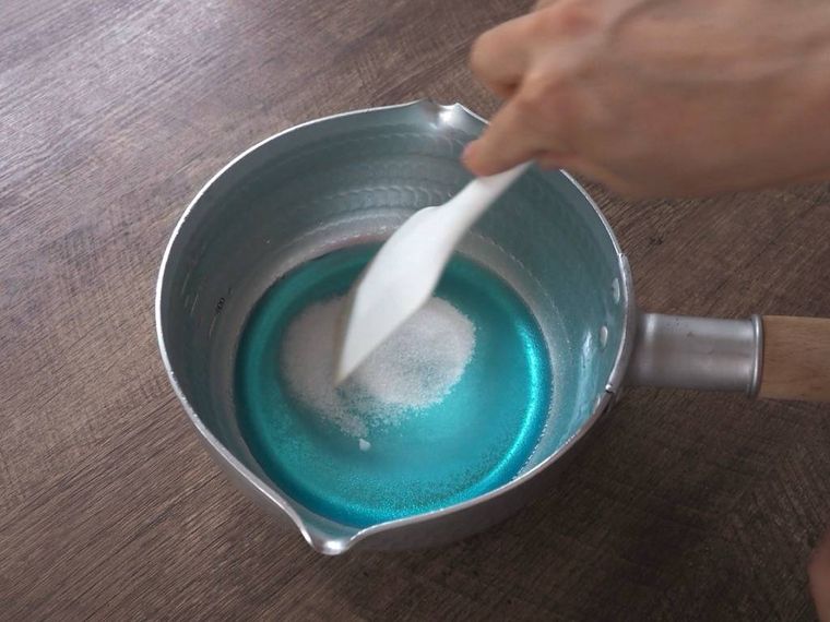 色水に砂糖とアガーを加えている様子