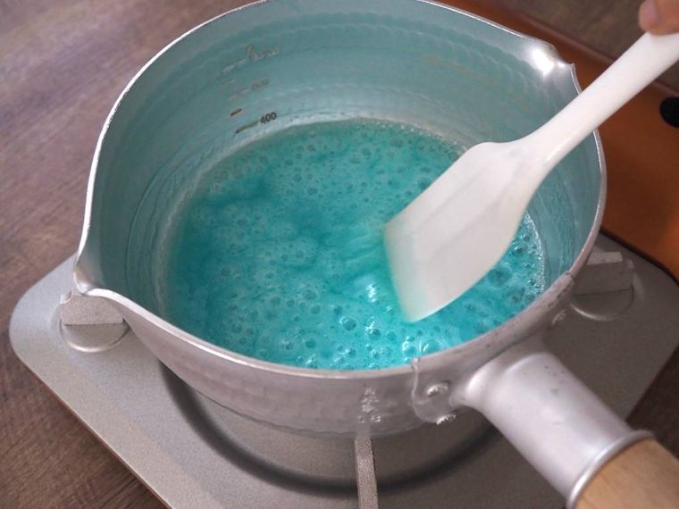 鍋で煮詰めている様子