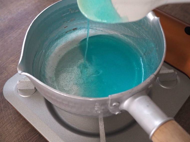 ゴムベラから糸状に垂れる様子