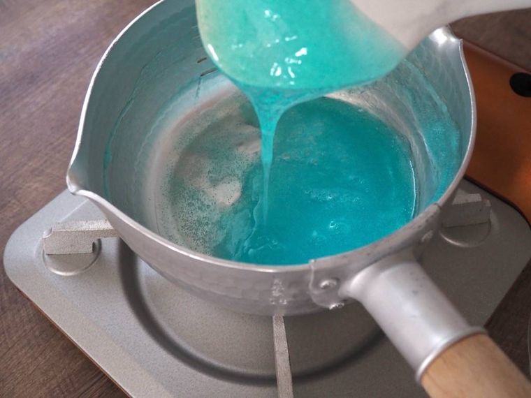 ゴムベラから垂れる様子