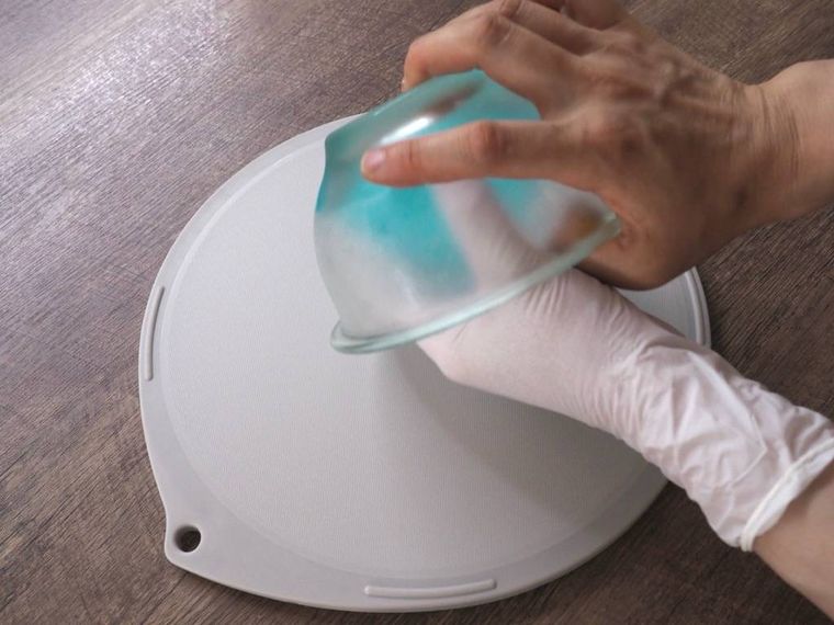 容器から取り出している様子