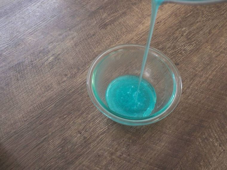 容器に移している様子