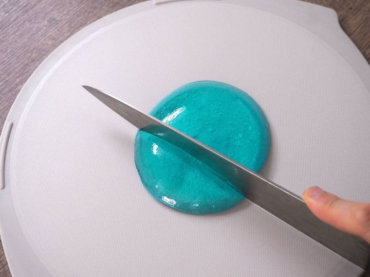 包丁で切っている様子