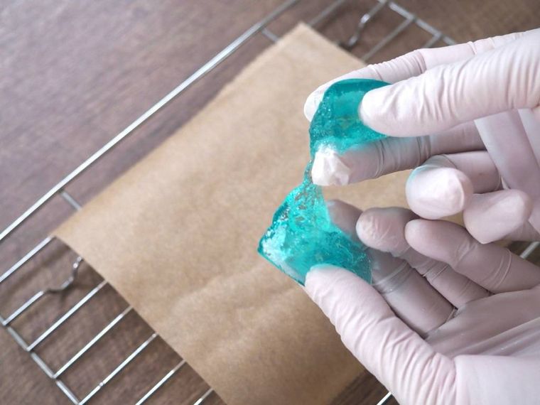 手でちぎっている様子